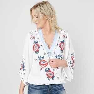 Buckle Daytrip Floral white surplice top. Size S.